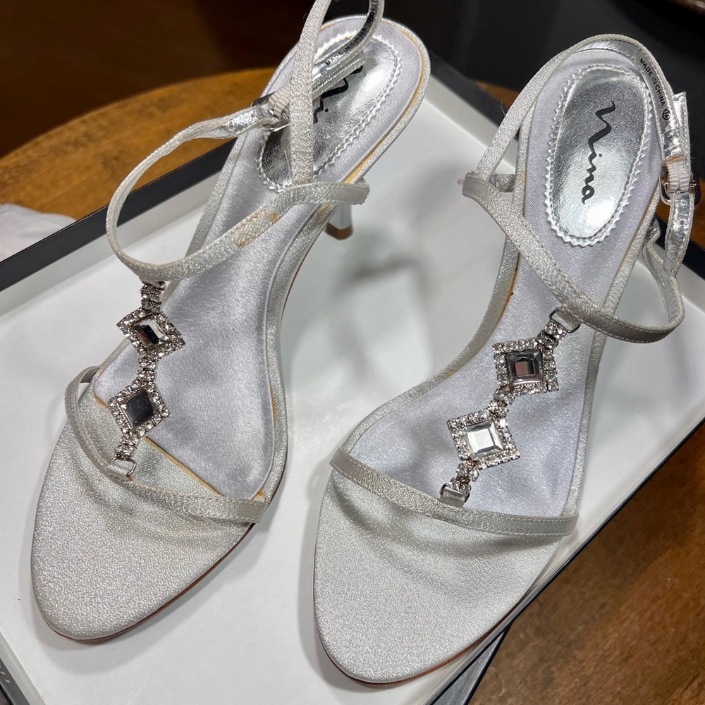 Nina VESPA-GS
SILVER GLIMMER
Size 6M